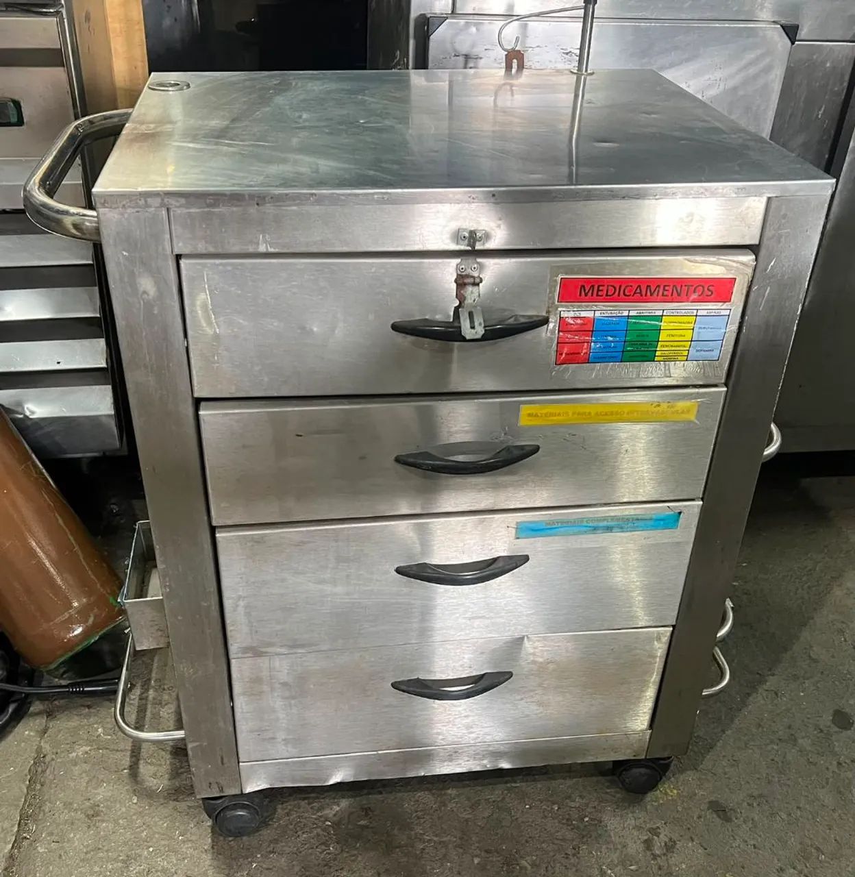 Carrinho inox auxiliar para clinicas