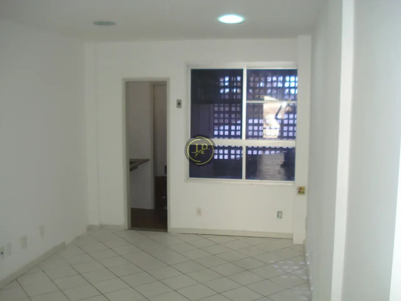 SALA COMERCIAL COM 40m², COM ELEVADOR NA RETA DA PENHA! - Foto 2