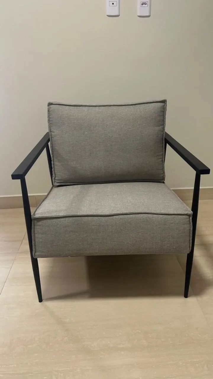 Poltrona Estilo Industrial - Ferro Preto e Tecido Cinza (Estado de Nova)