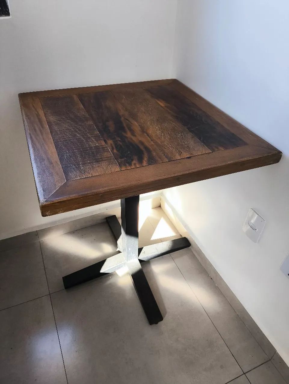 Mesa Rústica de Madeira Maciça com Base em Aço - Kit com 3 Mesas