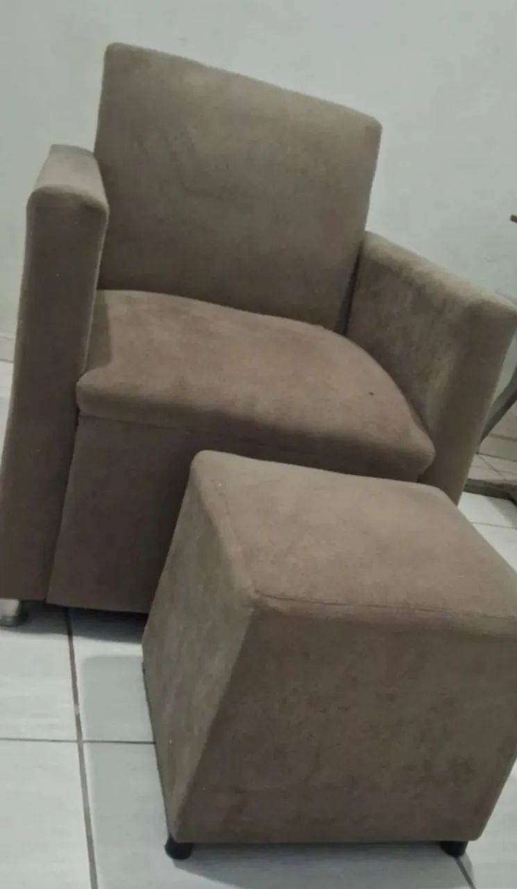 Poltrona amamentação com puff 