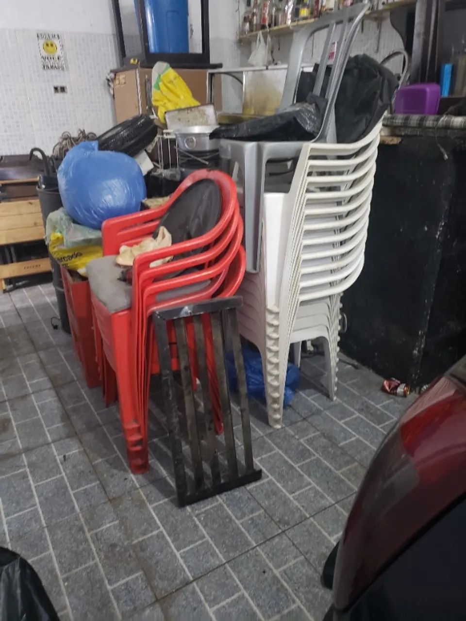 Cadeira e mesas de plástico 