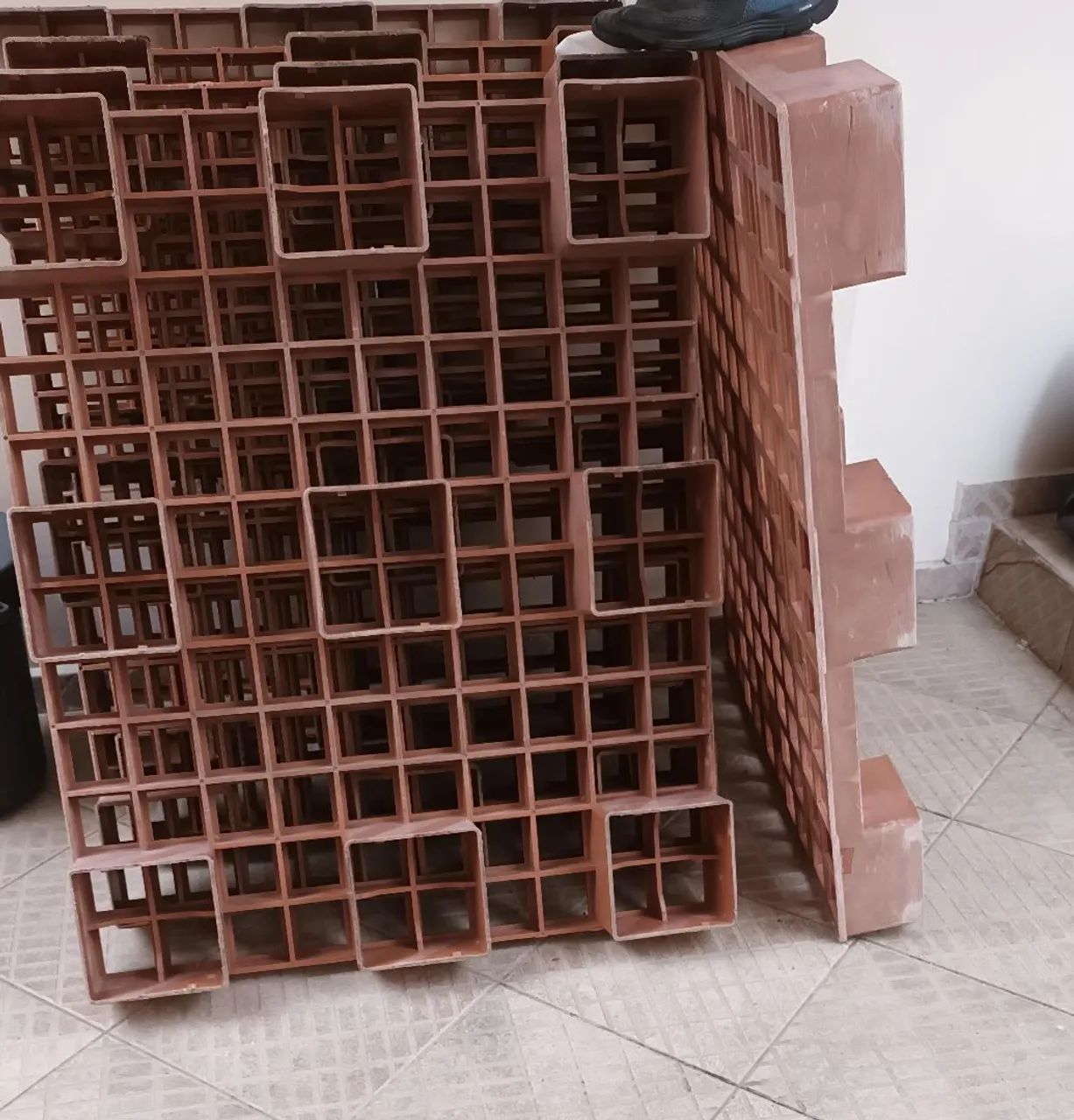 Pallet de plástico resistente (polietileno/polipropileno), durável e lavável.