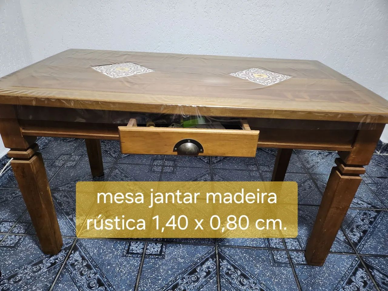 Mesa de madeira rústica 