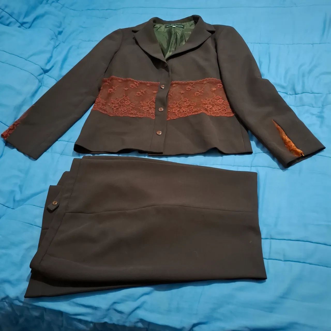 Conjunto de blazer e calça alfaiataria marrom