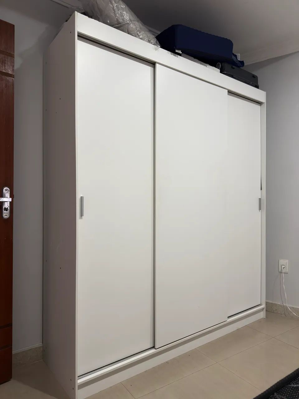 Guarda roupa com 3 portas de correr 