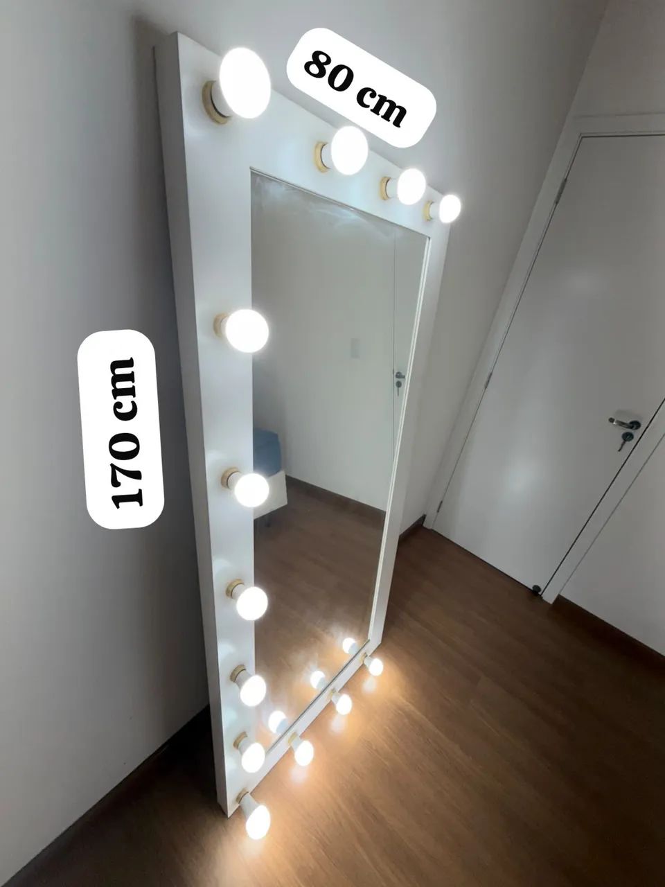 Espelho com moldura e luzes 