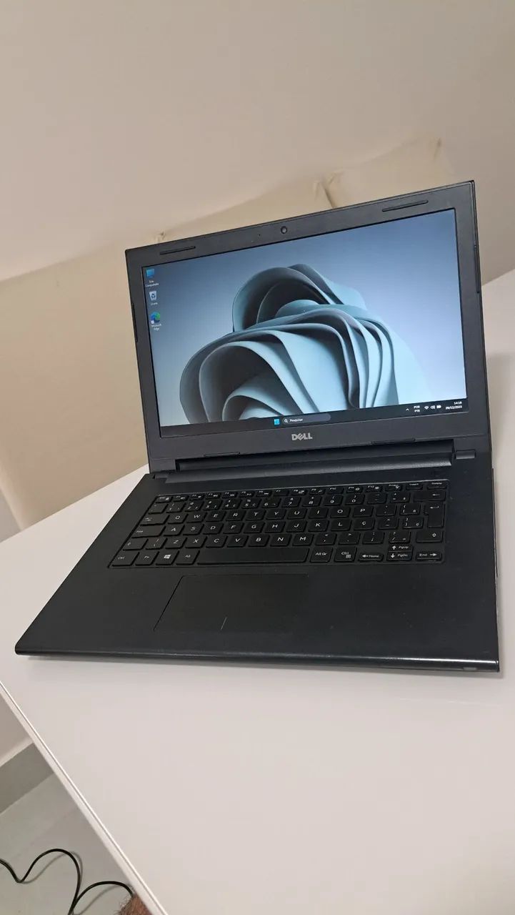 DELL 256GB SSD // 8GB RAM // Windows 11 // Bateria 100