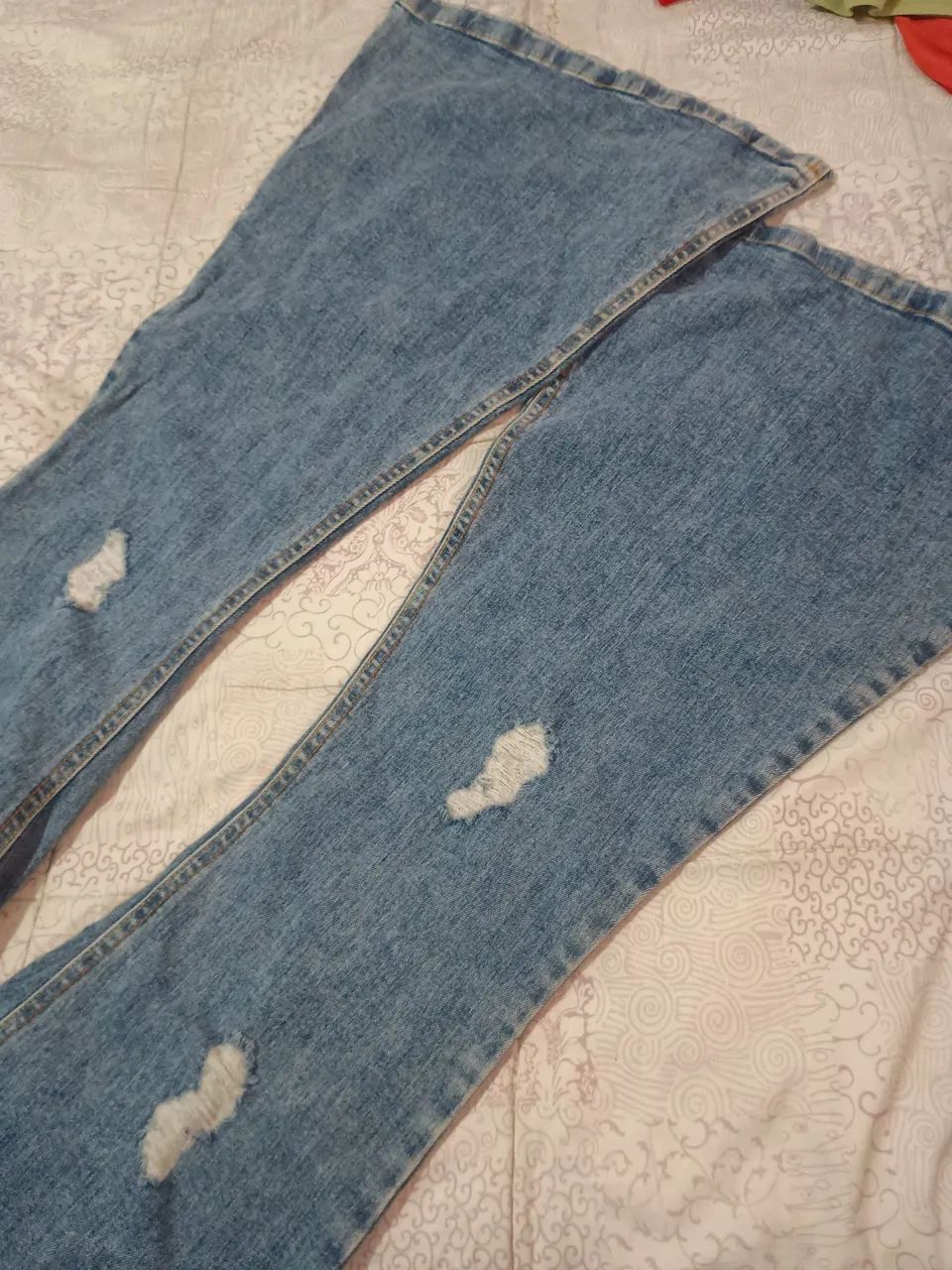 Vendo uma calça jeans,boca larga,modelo antigo,tamanho 40 - Foto 3