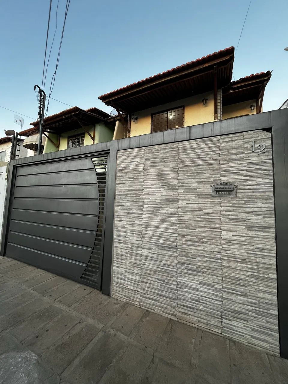 Alugo casa duplex com 3 quartos 