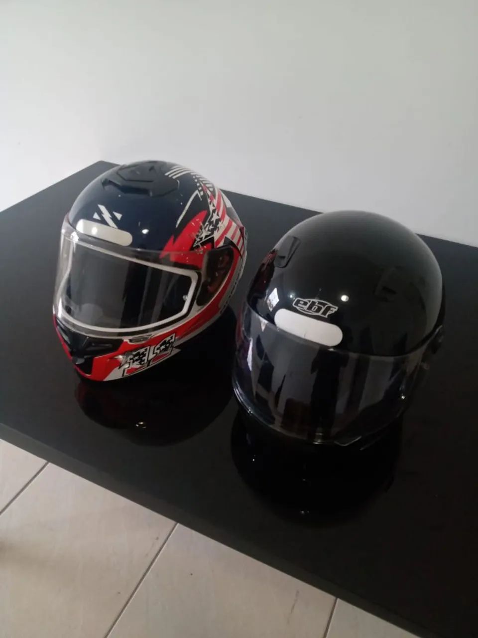 DOIS CAPACETES EM PERFEITO ESTADO.