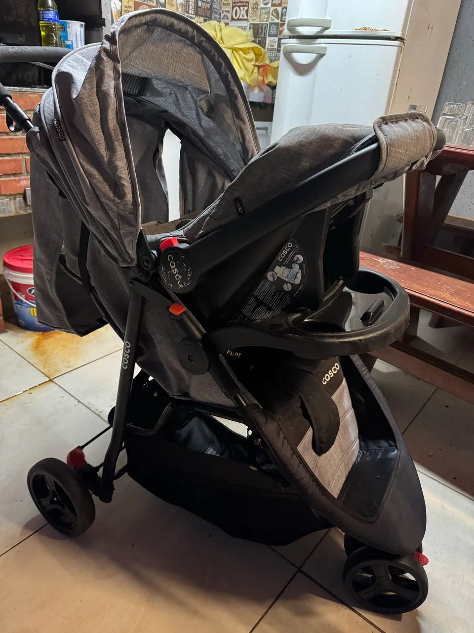 Carrinho de bebê com bebê conforto Cosco