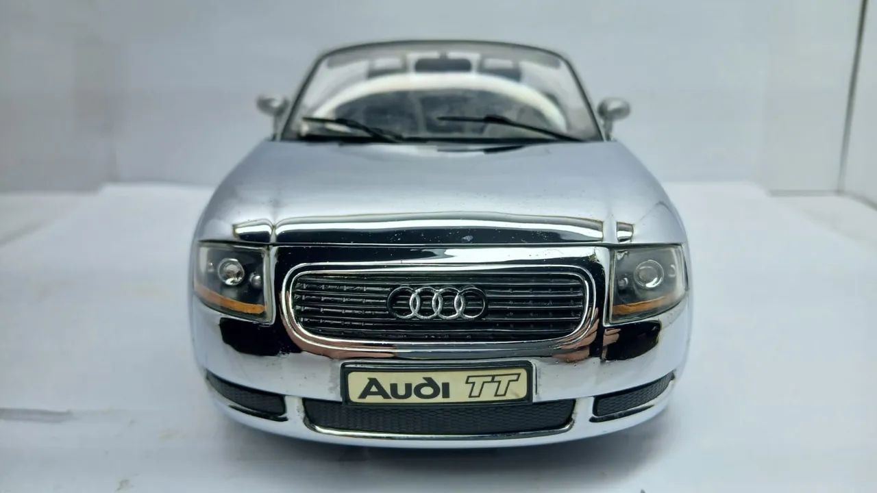 Miniatura Audi TT Roadster Série Cromo 1/18 - Hobbies e coleções