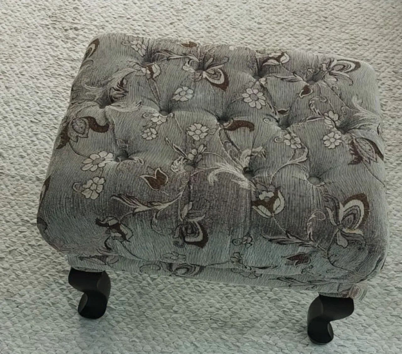 Pufe antigo pés de madeira e tecido elegante 