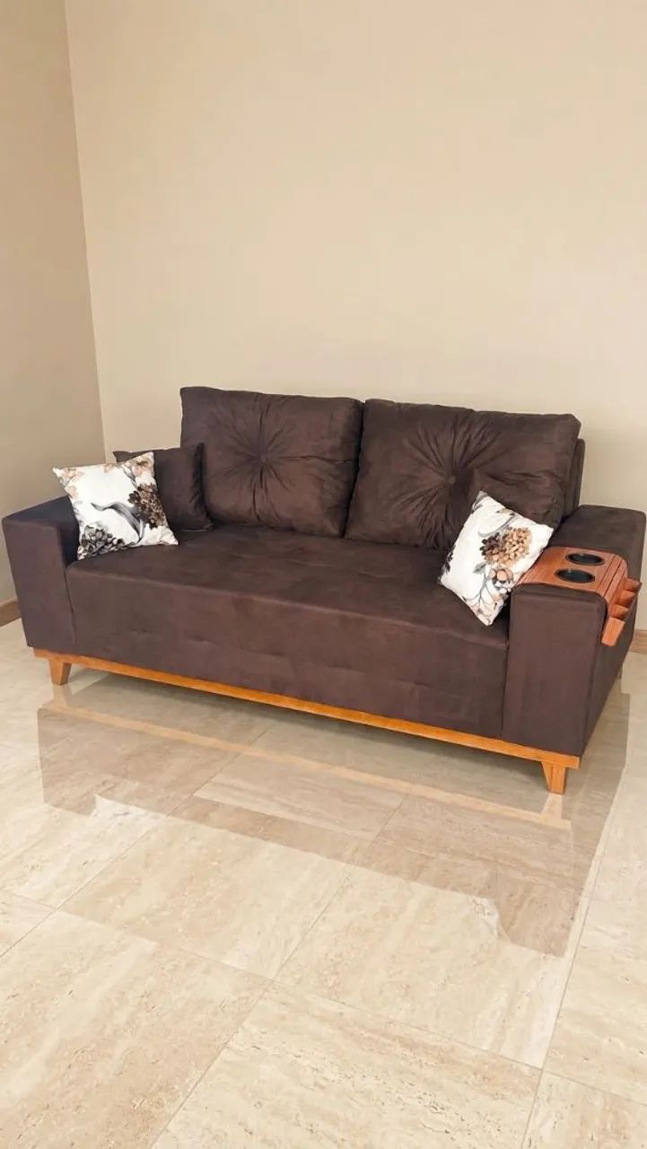 Sofá retrô quadrado 3 lugares com base de madeira e 4 almofadas decorativas e porta copo 