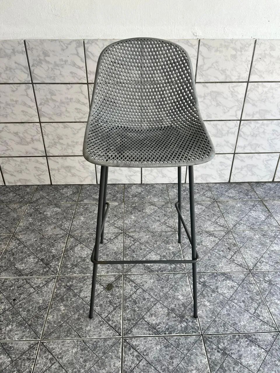 ACEITO OFERTA!!! Cadeira alta cinza TOK STOK  - Foto 2