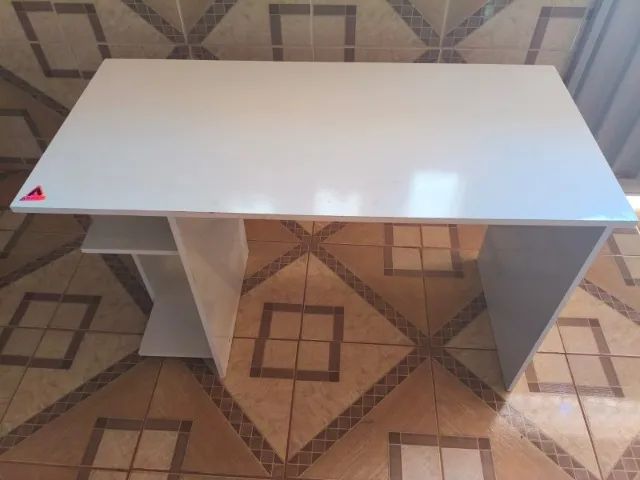 Mesa branca para computador