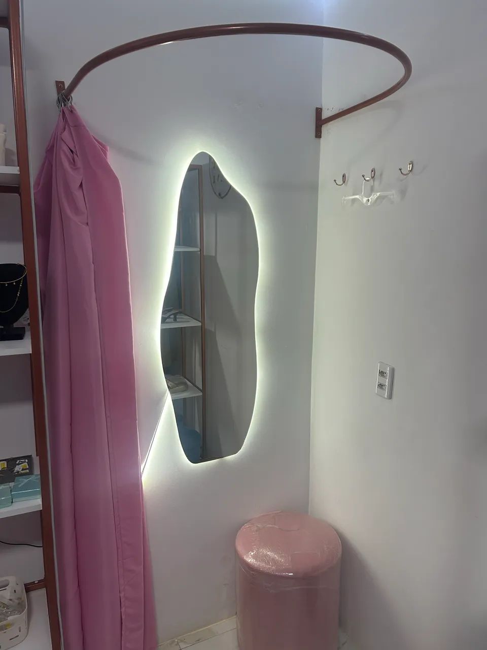 Provador com cortina e puf rosa