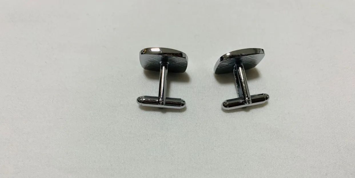 conjunto de abotuaduras marca embios prateada com listas preta - Foto 2