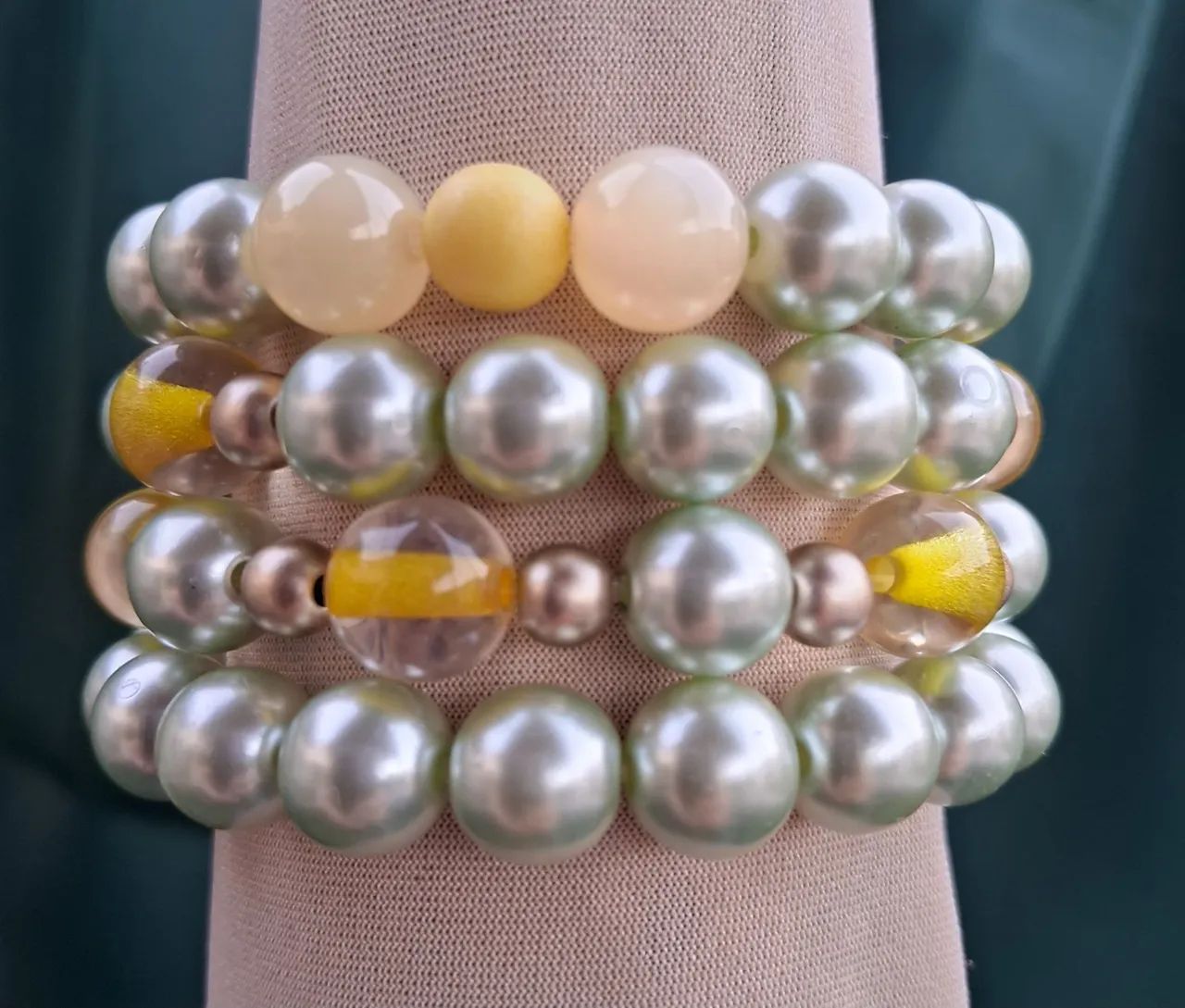Kit 4 pulseiras de elástico com pérolas e detalhes amarelos 