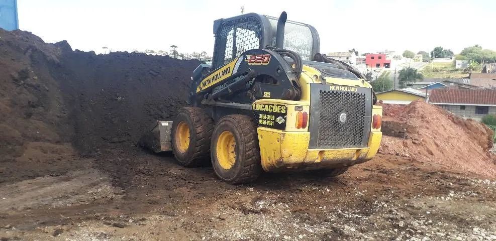 Serviço com Bobcat (miniescavadeira e minicarregadeira)