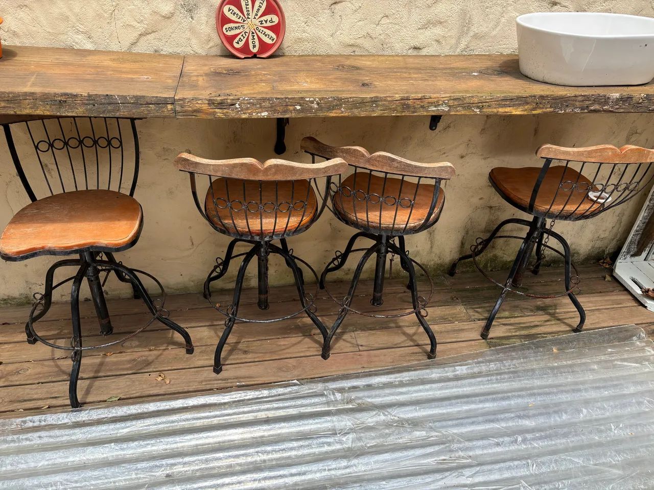 4 banquetas de ferro e madeira  - Foto 3