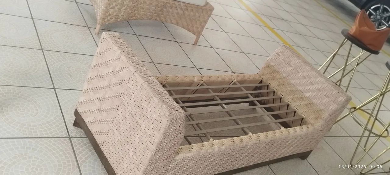 Vendo um recamier de fibra sintética e uma mesa de centro.  - Foto 5