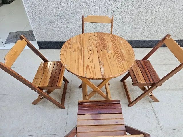 Jogo de mesa com 4 cadeiras