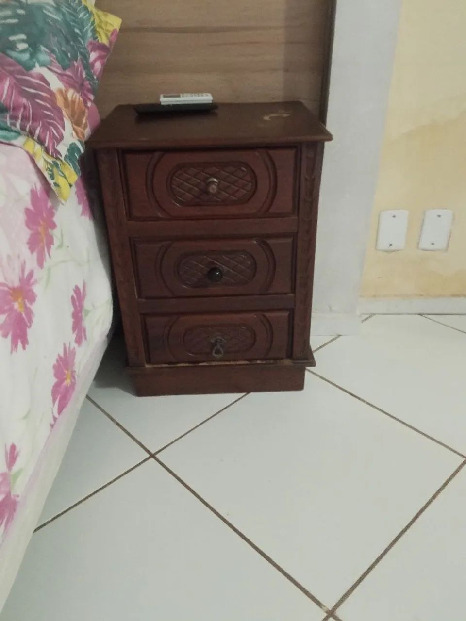 Criado mudo vende dois 