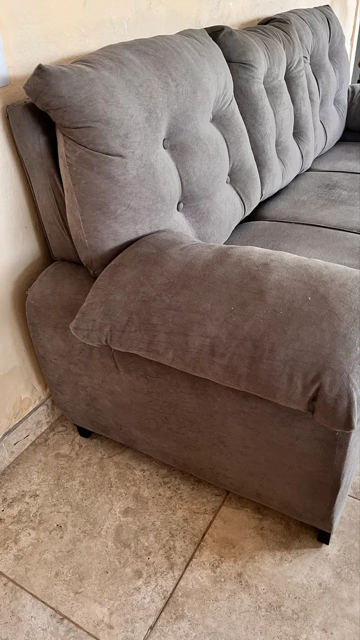 Sofá três lugares cinza em ótimo estado. - Foto 3