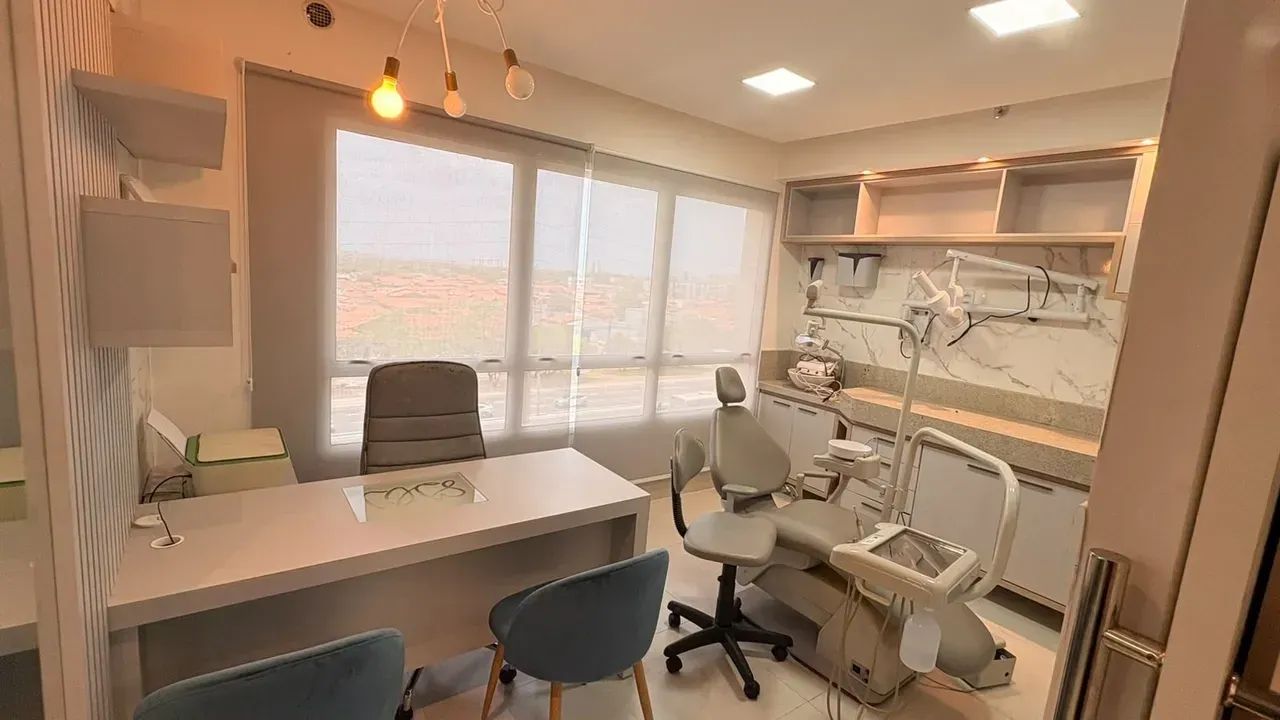 EXCELENTE SALA PROJETADA E MOBILIADA NO PÁTIO JARDINS