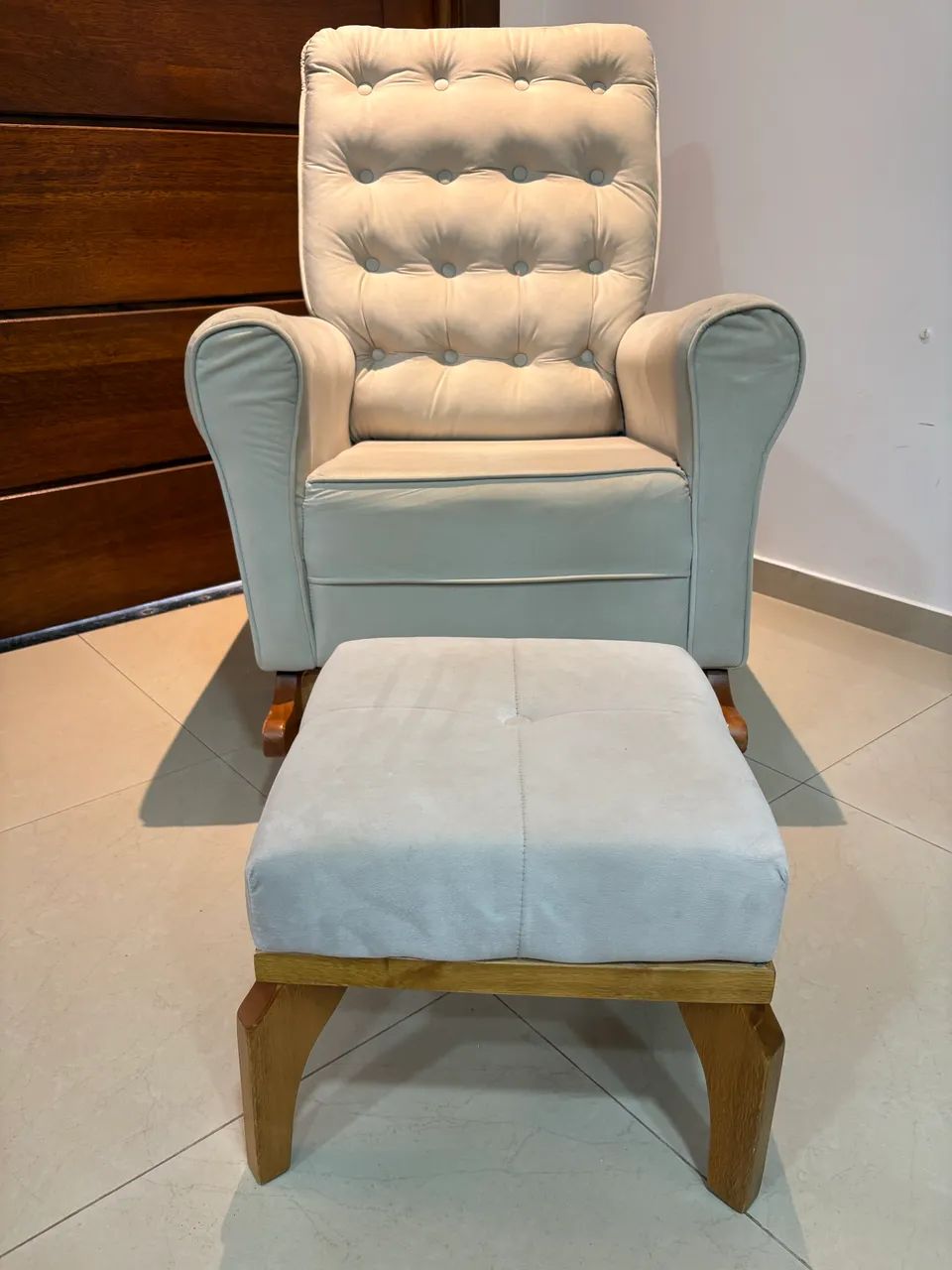 Poltrona de Amamentação com Balanço e Puff Off White - Ideal - Foto 3