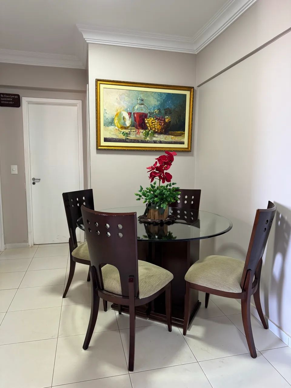 Mesa com 4 cadeiras - Bem conservada