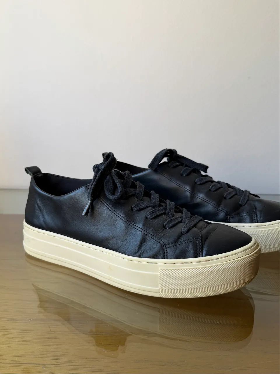 Tênis de couro preto Arezzo