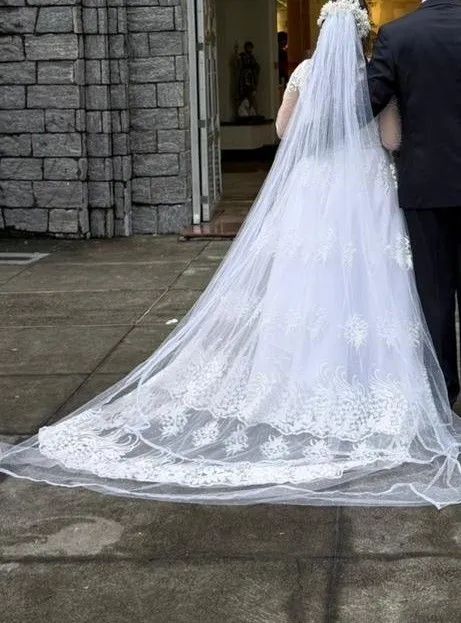Vestido de noiva. Elegante. Utilizado somente uma vez. Acompanha grinalda com arranjo.