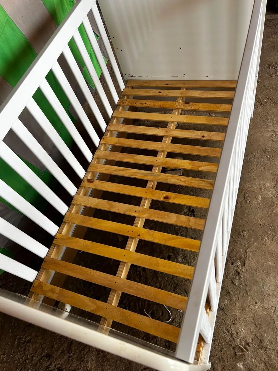 Berço americano com colchão.