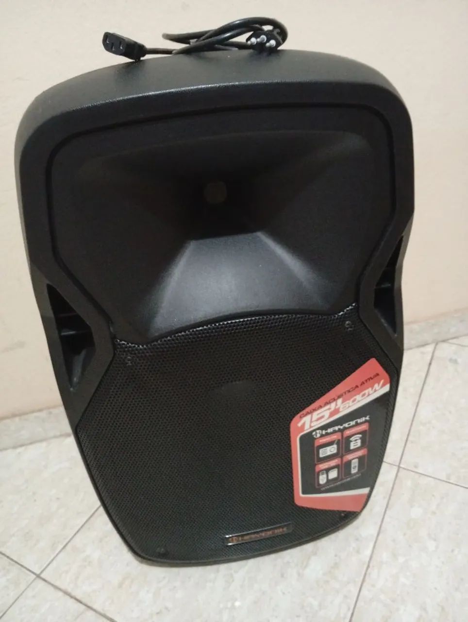 Vendo caixa de som super potente com suporte reforçado.Ambos estão praticamente novos!