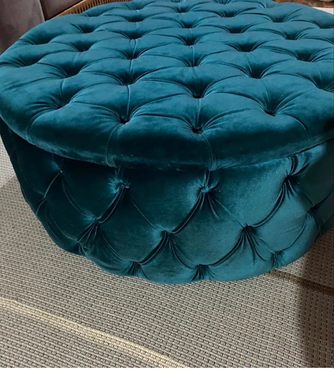Puff capitonê em suede 