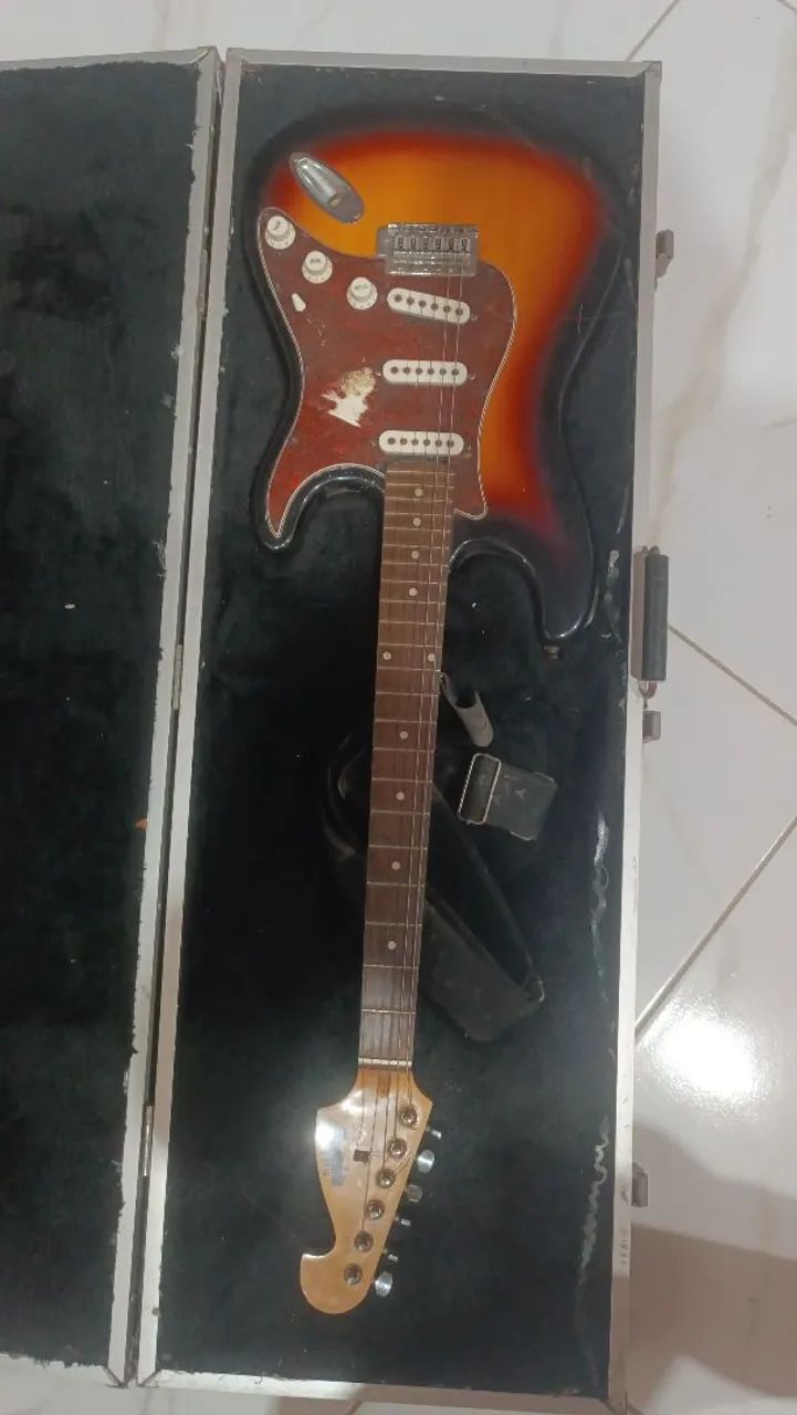 Guitarra Memphis G32, e um hard case Black  - Foto 3