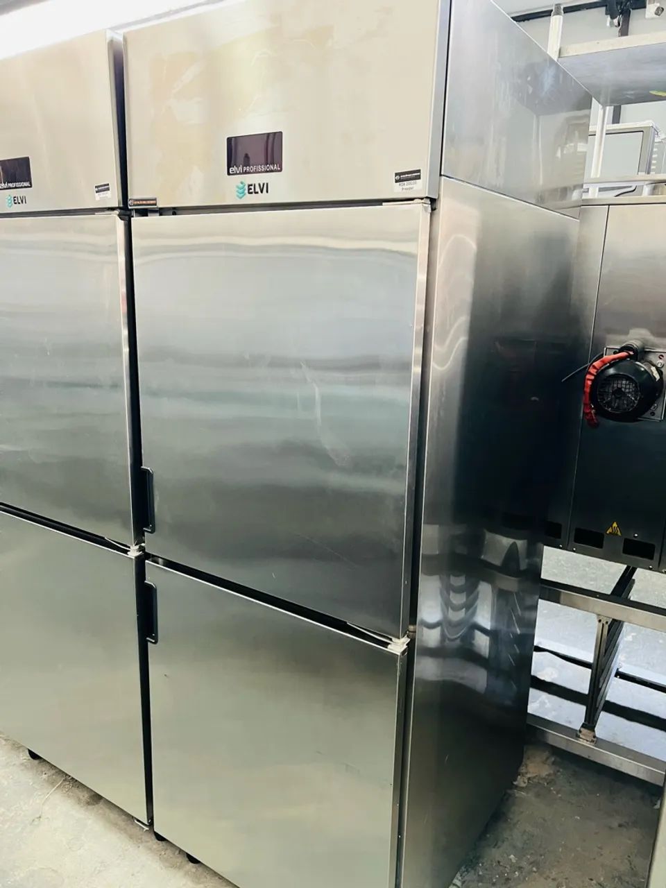 Freezer Elvi vertical Inox 02 portas 