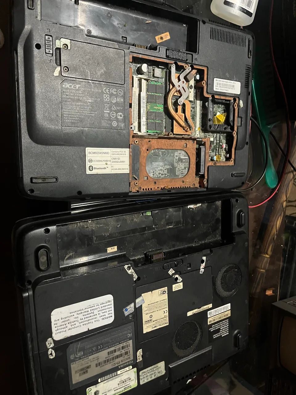 dois notebook Acer e outro da marca Toshiba.