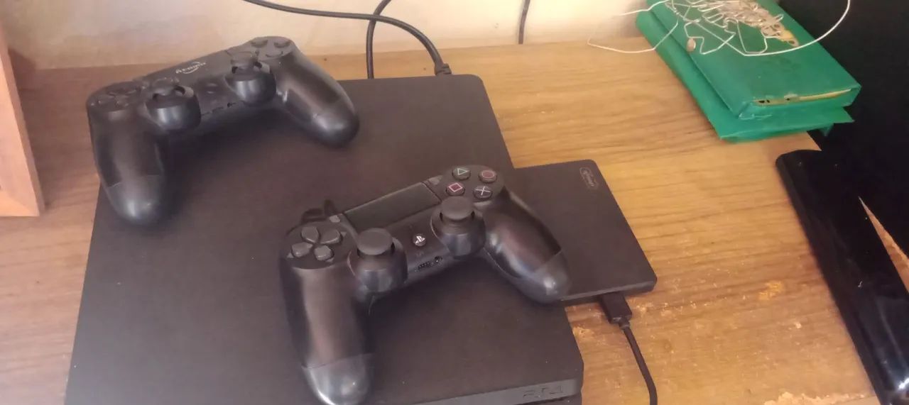 Ps4 500gb com cartão SSD de 500gb todo conservado, não tem 1 ano