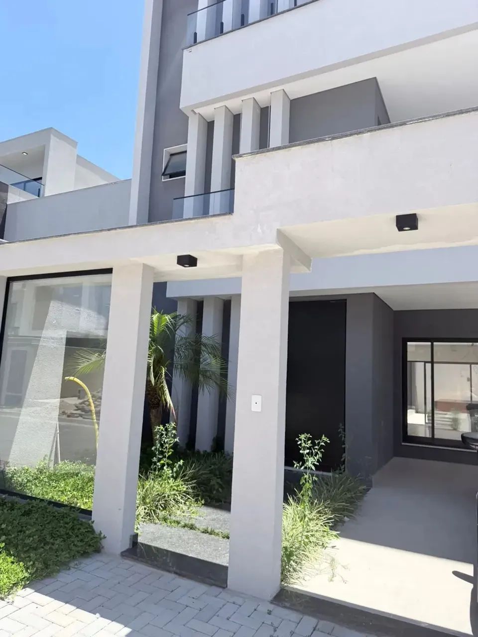 MAGNIFICA oportunidade Casa Triplex 290m2 com 4 suites Condominio  Bio Barra 1° locacao.