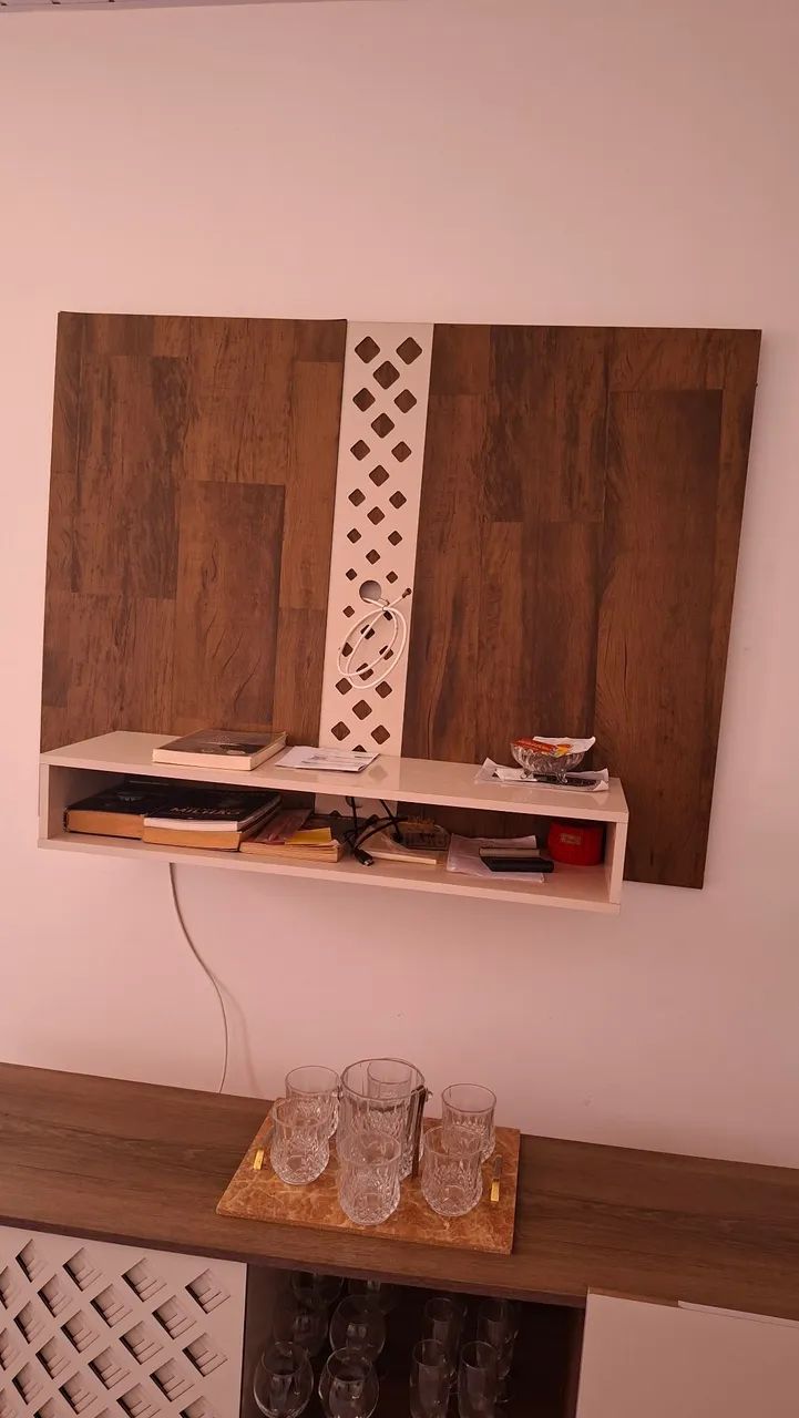 Painel TV bege e marrom