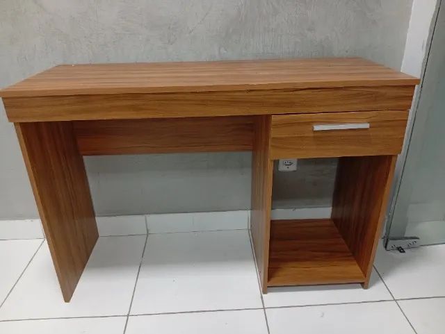 Escrivaninha com gaveta