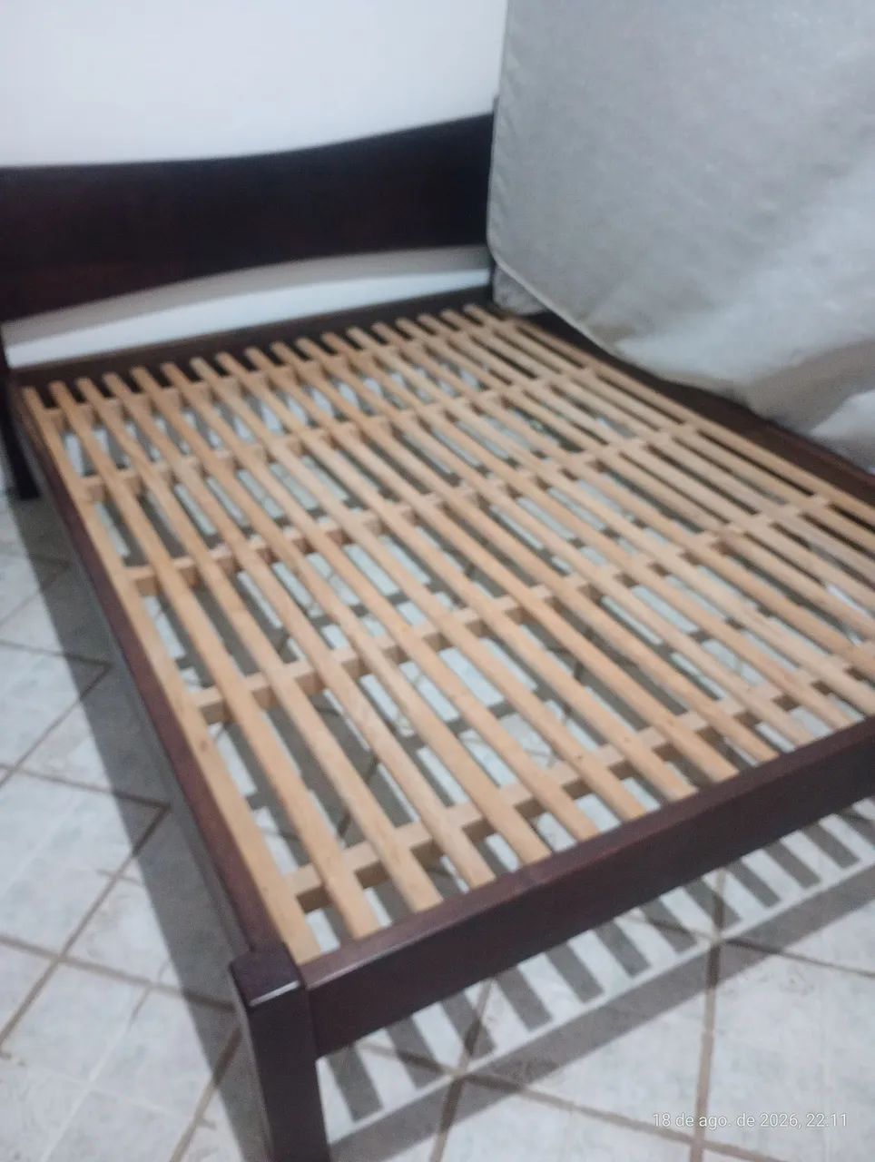 Cama de casal em madeira maciça 