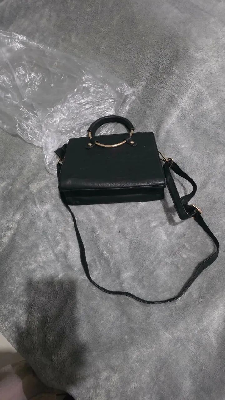 Bolsa em couro sintético Preta. Com alças. - Foto 4