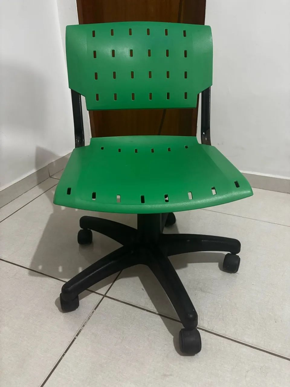 CADEIRA ESCRITÓRIO PLÁSTICO CONSERVADA  - Foto 2