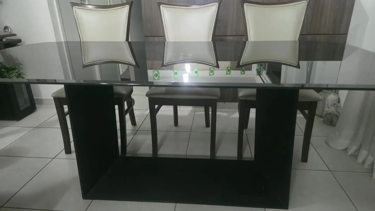 Sala de jantar completa, com tampo de vidro na cor preta, 06 cadeiras e base design - Foto 4