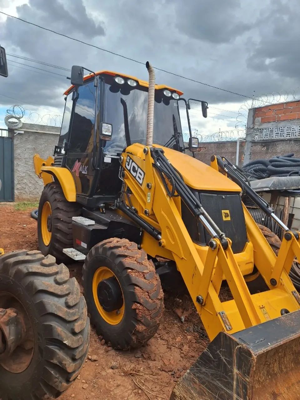 RETROESCAVADEIRA JCB 3CX 4X4 - ANO 2024